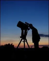 Comment appelle-t-on la science qui étudie les planètes ?