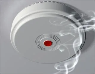 En France, quelle loi prône l'installation obligatoire d'au moins un détecteur de fumée dans les logements, au plus tard le 08 mars 2015 ?