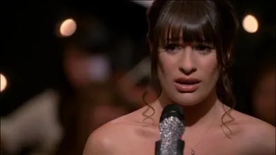 Quelle chanson interprète Rachel pour exprimer sa colère envers Finn au bal de promo ?