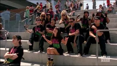 Quelle chanson interprètent les New Directions pour avoir plus de membres dans le Glee Club ?