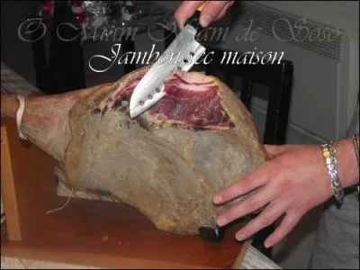 Savez-vous combien de temps ce jambon cru devra sécher après qu'il soit sorti de son saloir, et avant d'être consommé ?