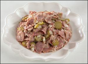 Avec quelle partie du porc est confectionnée cette traditionnelle salade ?