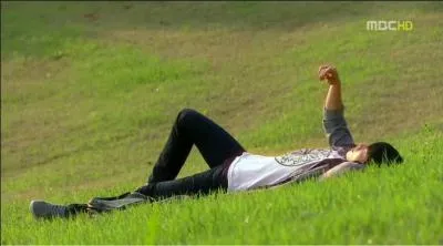 Dans "Heartstrings", pour qui est le collier que Lee Shin a dans les mains ?