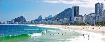 Dans quel quartier et dans quelle ville se trouve cette magnifique plage de 4, 5 kilomètres ?