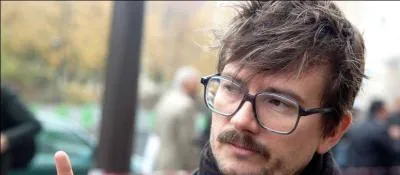Il est un rescapé de l'attentat de "Charlie Hebdo" et a fait la Une du numéro 1178 du journal. Qui est-il ?