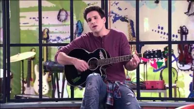 Pourquoi ce garçon se déguise-t-il ?