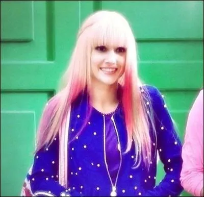 Qui se déguisa pour l'aider ?