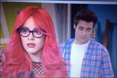 Comment Leon a-t-il deviné que Roxy est en fait Violetta ?