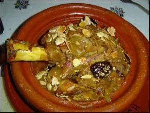 Quel est ce plat marocain auquel on peut ajouter des pruneaux, des abricots, du raisin ... ?