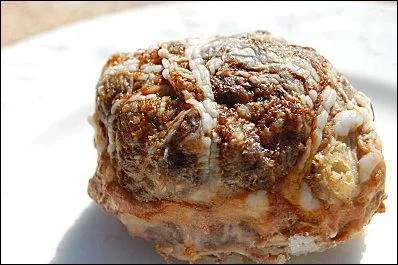 Quelle est cette préparation réalisée avec de la noix de veau piquée de lard, puis braisée ou poêlée ?