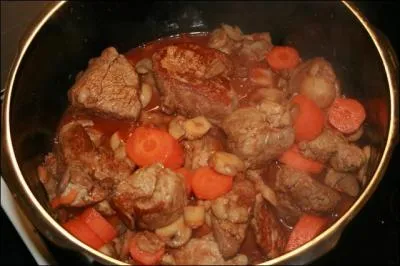Comment se nomme ce sauté de veau préparé au vin blanc et à la tomate ?