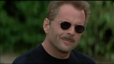 Dans le Chacal, quel est son métier ?