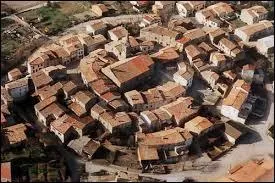 Nous survolons la ville languedocienne de Lasbordes. Nous sommes dans le ciel du département ...