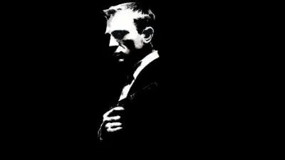 Qui est l'écrivain britannique célèbre pour être le père de James Bond ?