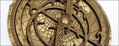 Un autre outil qu'utilisaient les premiers navigateurs, faute d'avoir d'autres moyens, fut le compas. Ils pointaient le compas sur le même point de ce dernier pour atteindre leur destination. Leur route était alors une route :