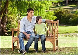 Pendant combien de minutes ce père s'assoit-il avec son enfant à l'extérieur ?
