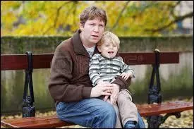 Que font-ils initialement quand ils sont assis sur ce banc ?