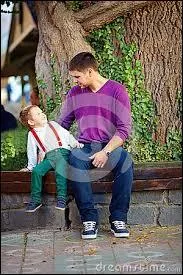 Sous la pluie, que font les deux personnages ?