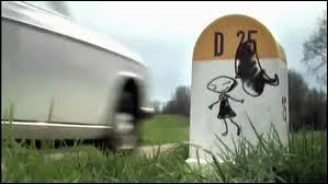 Que remarque le narrateur concernant l'écriture de la femme ?