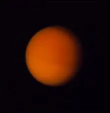 De quelle planète Titan est-il un satellite ?