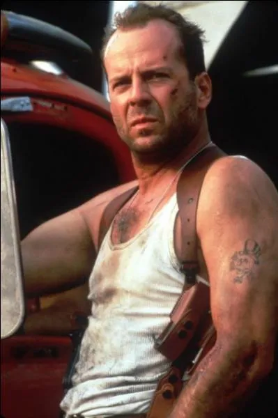 Là aussi un antihéros bien violent en la personne de John McClane, dans quelle saga cinématographique retrouve-t-on ce lieutenant de police ?