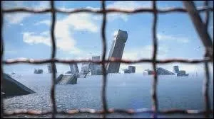 Comment s'appelle la ville flottante que le groupe de terroristes a ravagée ?