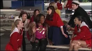 Avec qui Mercedes est-elle sortie pendant les vacances d'été ?