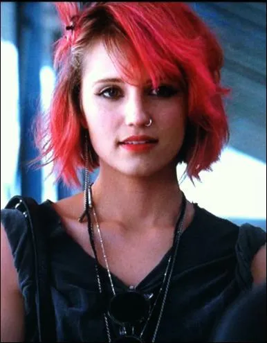Pourquoi Quinn opte-t-elle pour le look punk et quitte-t-elle le Glee Club ?