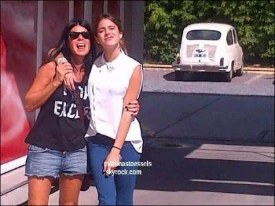 Qui est la fille à côté de Violetta ?