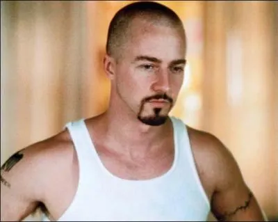 Voici Derek Vinyard le héros peu commode du film "American History X" sorti en 1998, que représente le tatouage répugnant qu'il possède sur le torse ?