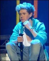 De quelle couleur sont ses cheveux naturels ?