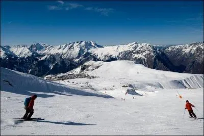 Citez-moi un grand domaine de ski situé dans les Alpes.