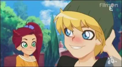 Quel nom porte le garçon dont tombe amoureuse Auriana dans "Promis juré" ?