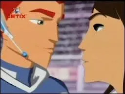 Avec qui sort-elle pendant les saisons 1 et 2 ?