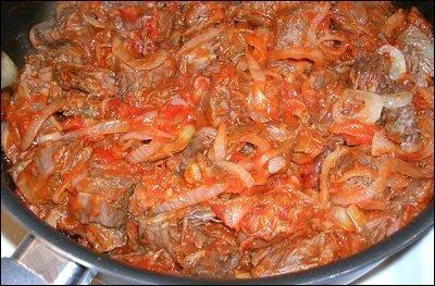 Quel est ce plat réalisé avec des morceaux de macreuse, gîte ou paleron, cuits à la cocotte (sans vin) avec des oignons ?