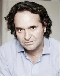 Comment s'appelle le patron de Caroline ?