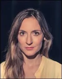 Comment s'appelle la voisine qui est une peste ?