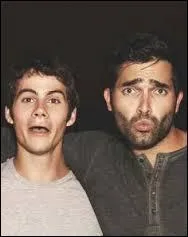 Avec qui est-il sur cette photo ?