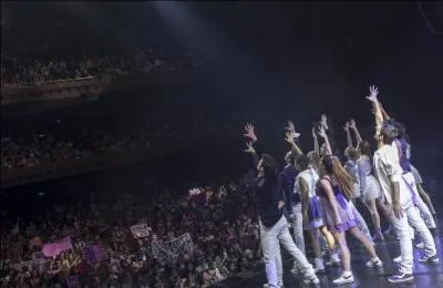 La tournée a changé (costumes, chansons...) en Europe et aux dernières dates.