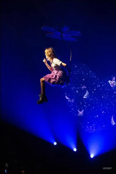 Comment s'appelle la chanson où Violetta chante en volant au-dessus du public ?