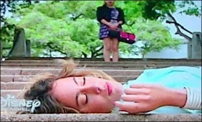 Qui a poussé Violetta dans les escaliers ?