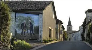 Nous traversons Châtignac. Village picto-charentaise de l'arrondissement de Cognac, il se situe dans le département ...