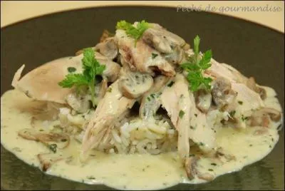 Quelle est cette volaille cuite dans son bouillon avec des légumes et nappée d'une sauce suprême ?