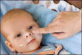 Le bébé ne peut jamais avoir de l'eczéma sur les joues.
