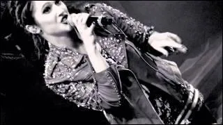 Lors de son concert, Lodovica chante des chansons de la série dans laquelle elle joue.