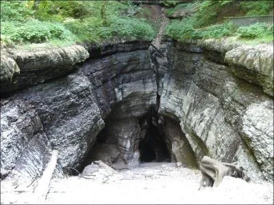 A proximité de quel bourg du département du Jura, pourrez-vous contempler les sources de l'Ain ?
