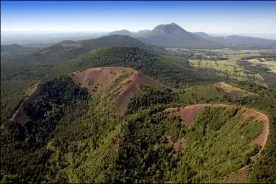 Quel est l'âge du puy de la Vache et de son jumeau le puy de Lassolas en Auvergne ?