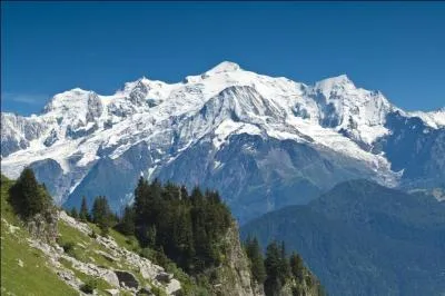 Le Mont-Blanc, mont mythique est aujourd'hui un lieu qui attire une foule d'alpinistes, mais de quand date sa première ascension ?
