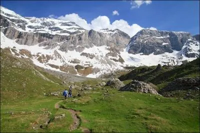 Quel glacier couronne le cirque de Tromouse dans le département des Hautes-Pyrénées ?