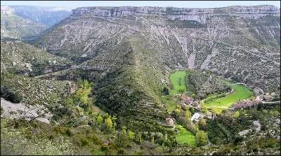 Dans quel département se trouve le célèbre cirque de Navacelles ?